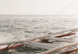 bambusboot-auf-gewaesser