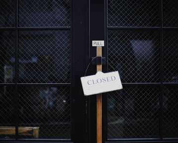 zwei-schwarze-geschlossene-tueren-mit-einem-closed-schild