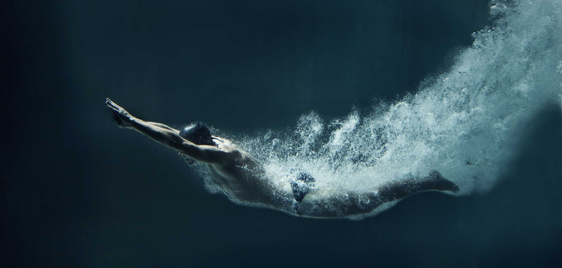 mann-schwimmt-im-meer