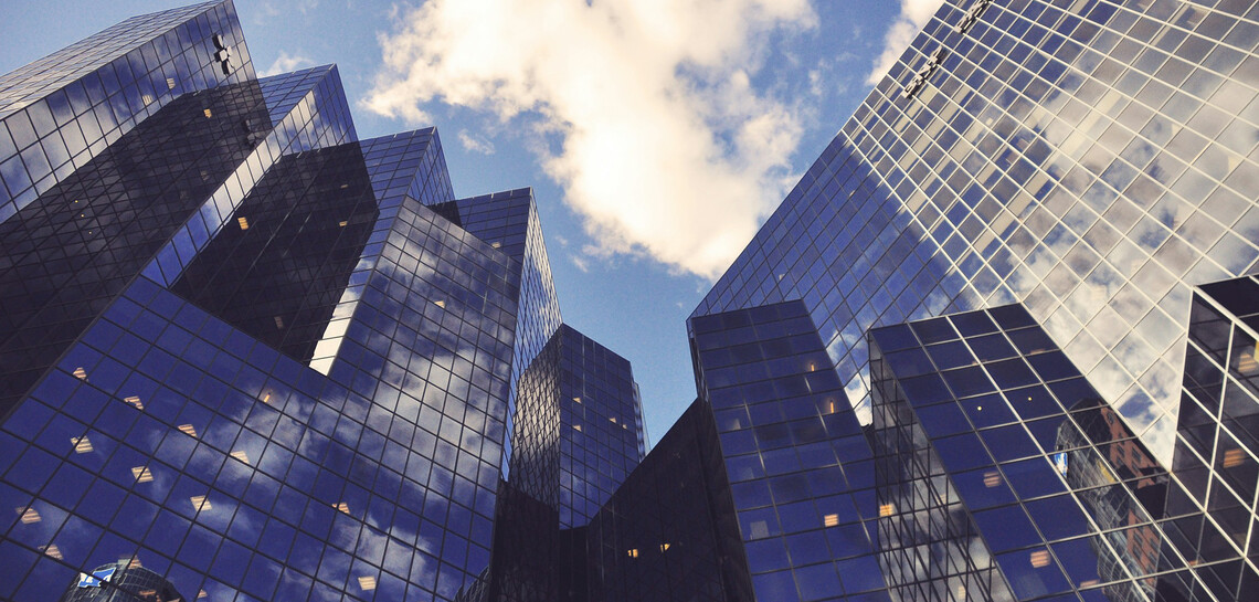 wolkenkratzer-und-himmel